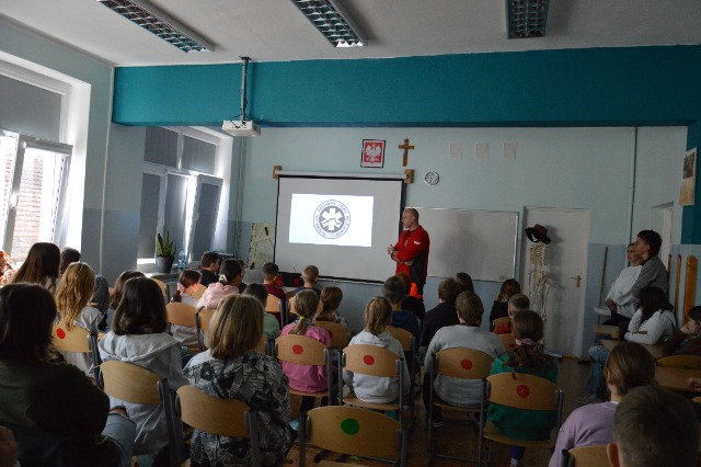 SP Sokołowiec - PIERWSZA POMOC - zajęcia edukacyjne z ratownikiem.