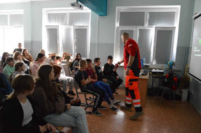 SP Sokołowiec - PIERWSZA POMOC - zajęcia edukacyjne z ratownikiem.