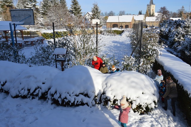SP Sokołowiec - Przedszkolaki dokarmiają ptaki….