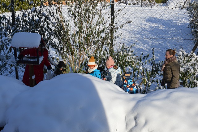 SP Sokołowiec - Przedszkolaki dokarmiają ptaki….