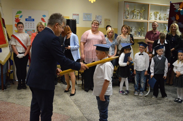 SP Sokołowiec - „JUŻ WYRUSZAMY DO PIERWSZEJ KLASY  ZOSTAŁY W TYLE PRZEDSZKOLNE CZASY” 