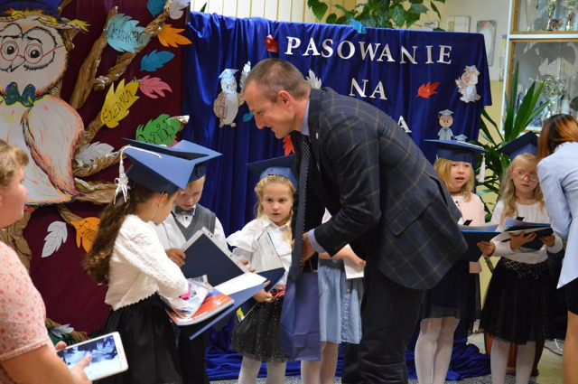 SP Sokołowiec - „JUŻ WYRUSZAMY DO PIERWSZEJ KLASY  ZOSTAŁY W TYLE PRZEDSZKOLNE CZASY” 