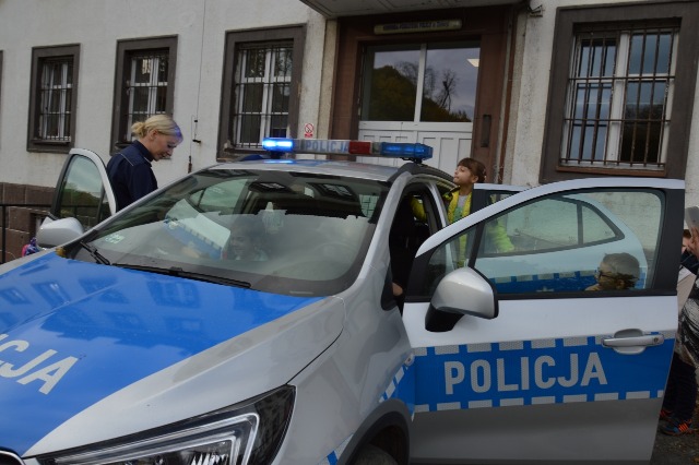 SP Sokołowiec - SPOTKANIE Z TYMI, KTÓRZY DBAJĄ  O NASZE BEZPIECZEŃSTWO