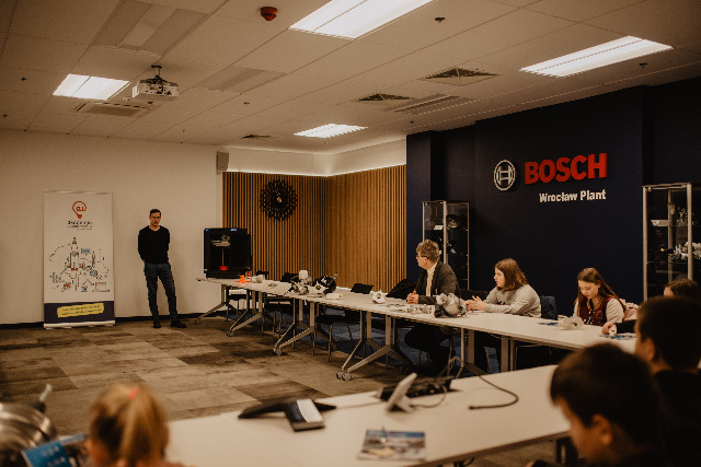 SP Sokołowiec - Uczniowie w Fabryce Bosch S.A. w Mirkowie