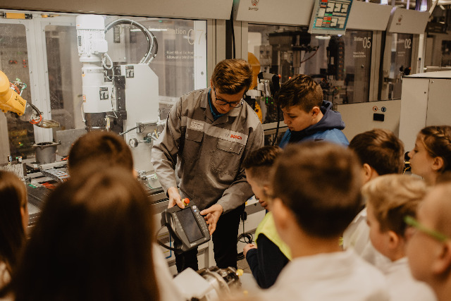 SP Sokołowiec - Uczniowie w Fabryce Bosch S.A. w Mirkowie