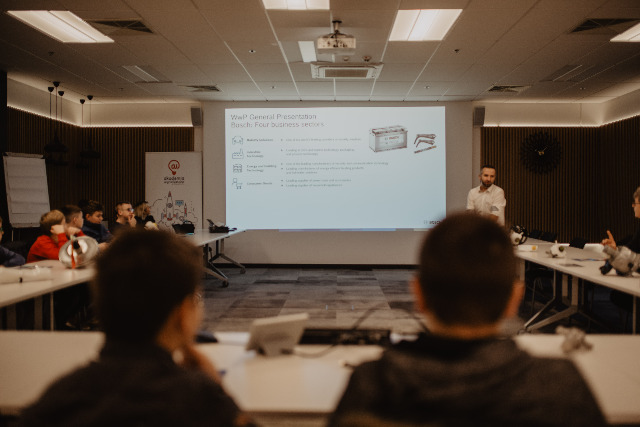 SP Sokołowiec - Uczniowie w Fabryce Bosch S.A. w Mirkowie