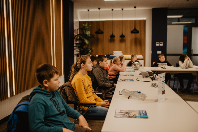 SP Sokołowiec - Uczniowie w Fabryce Bosch S.A. w Mirkowie