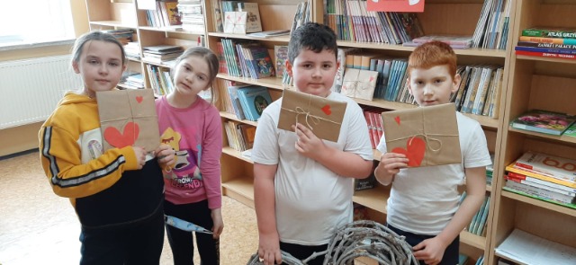 SP Sokołowiec - Walentynki w bibliotece PRZEZ KSIĄŻKĘ DO SERCA