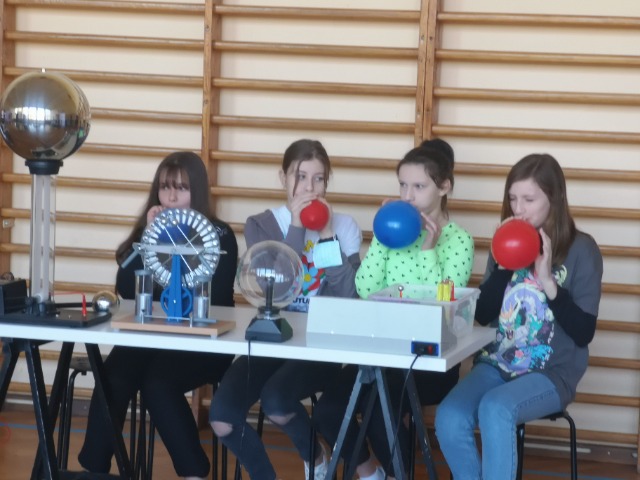 SP Sokołowiec - AKADEMIA MOCY  DZIEŃ PEŁEN EKSPERYMENTÓW W NASZEJ SZKOLE