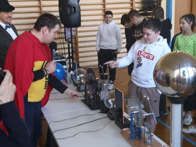 SP Sokołowiec - AKADEMIA MOCY  DZIEŃ PEŁEN EKSPERYMENTÓW W NASZEJ SZKOLE