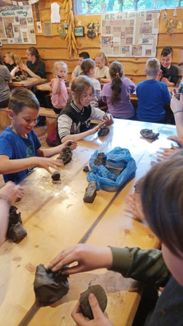 SP Sokołowiec - „Z gliną na wesoło” – warsztaty ceramiczne..